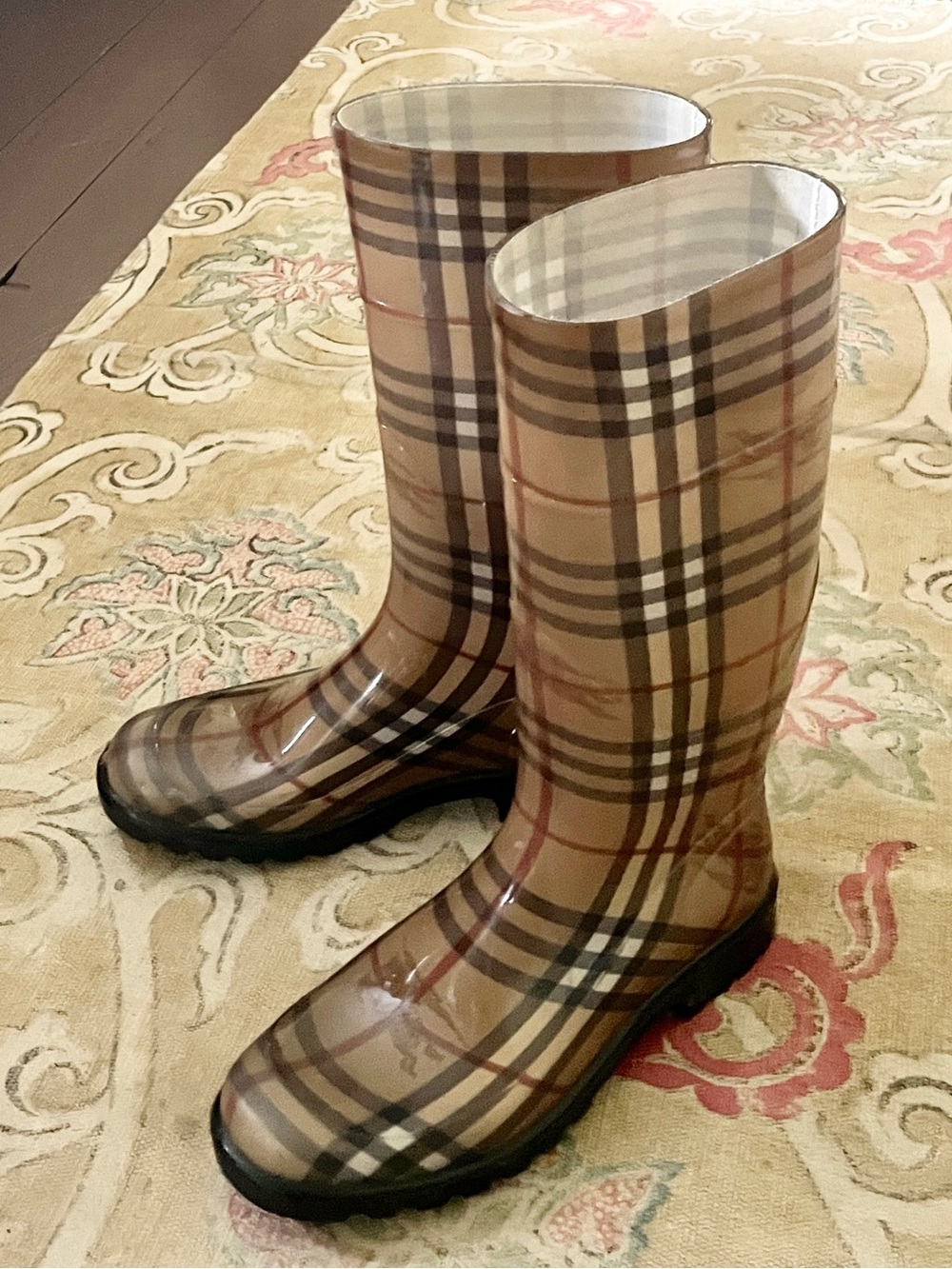 Burberry | Tan Nova Check Rain Boots, Sz 39 but fit like 38 / US 8 ♥ Like new!